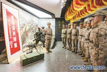 “黄草岭英杰连”指导员苗墅为刚下连的新兵论说战旗的故事。章 铖摄