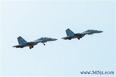 12月中旬，空军航空兵某旅开展摇荡熟练。郑瀚毅摄